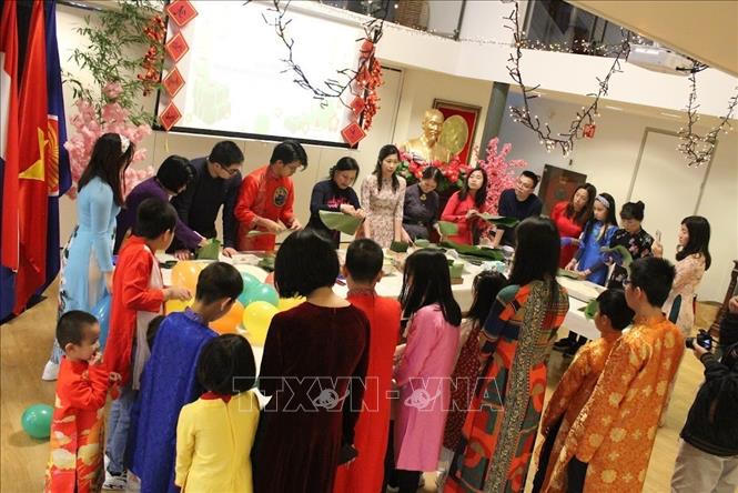 Gói bánh chưng gợi hương vị Tết ở Hà Lan