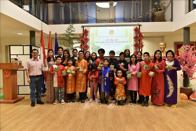 Gói bánh chưng gợi hương vị Tết ở Hà Lan