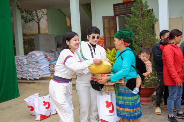 Hiệp Hội VNWomensme đón Tết yêu thương cùng bà con Mèo Vạc