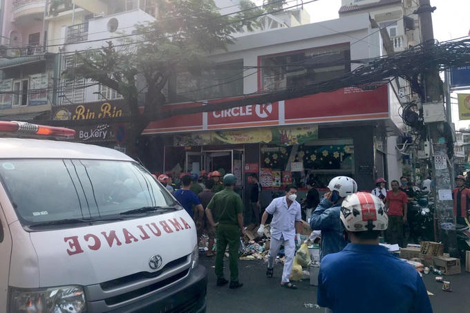 Sập cửa hàng tiện lợi ở TP HCM, 1 nữ nạn nhân tử vong