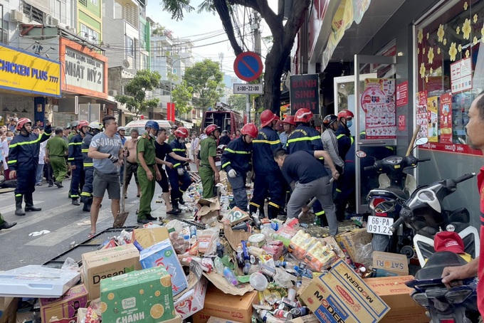 Sập cửa hàng tiện lợi ở TP HCM, 1 nữ nạn nhân tử vong