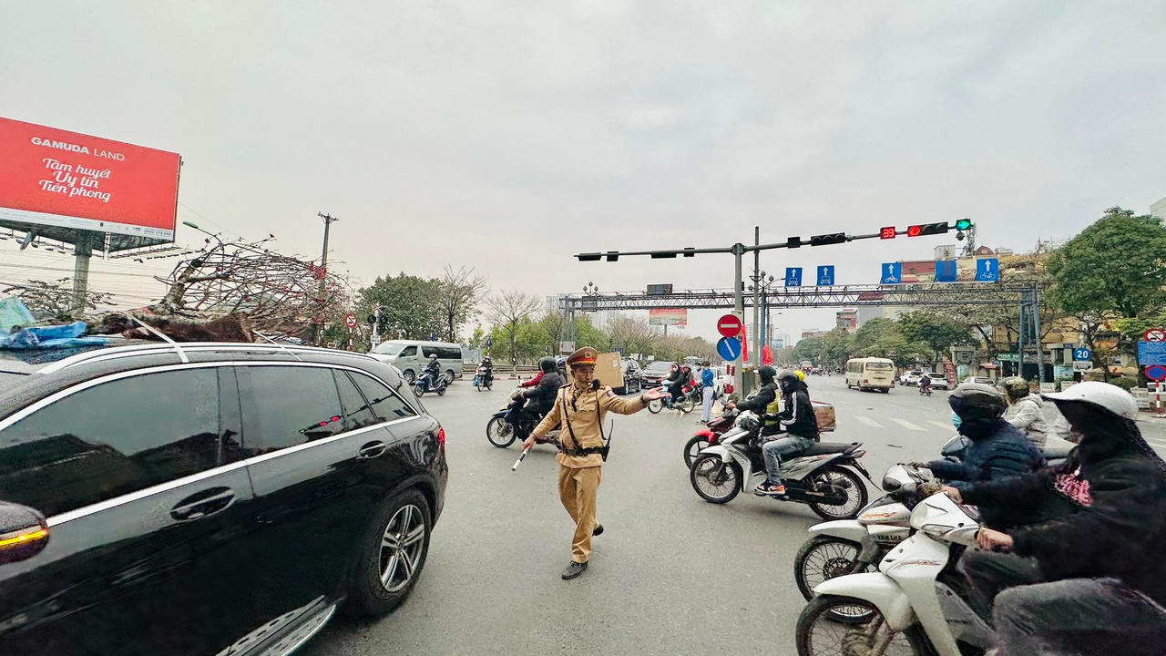CSGT thường trực hỗ trợ người dân lưu thông thuận lợi tại cửa ngõ ra vào Thủ đô