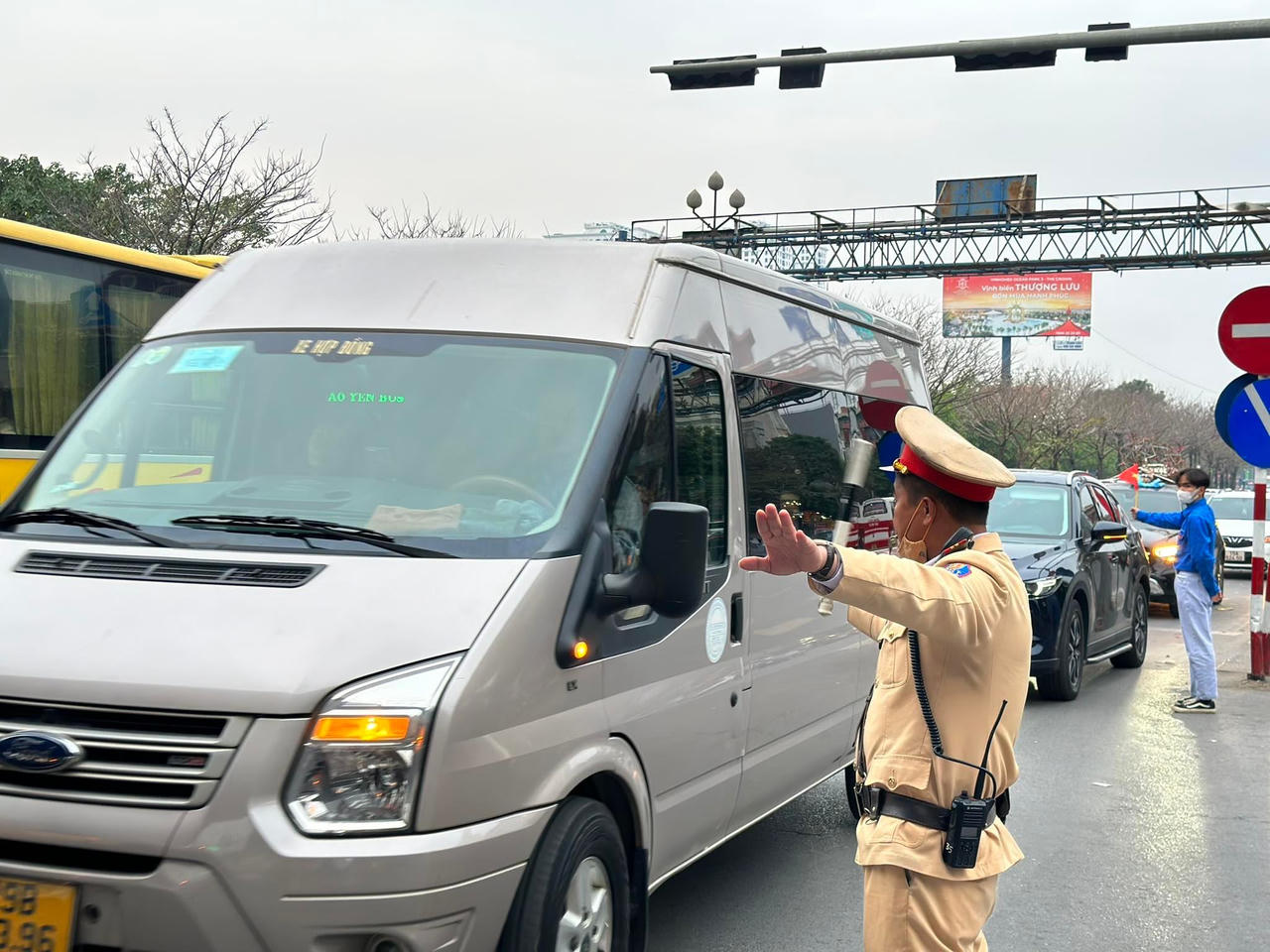 CSGT thường trực hỗ trợ người dân lưu thông thuận lợi tại cửa ngõ ra vào Thủ đô