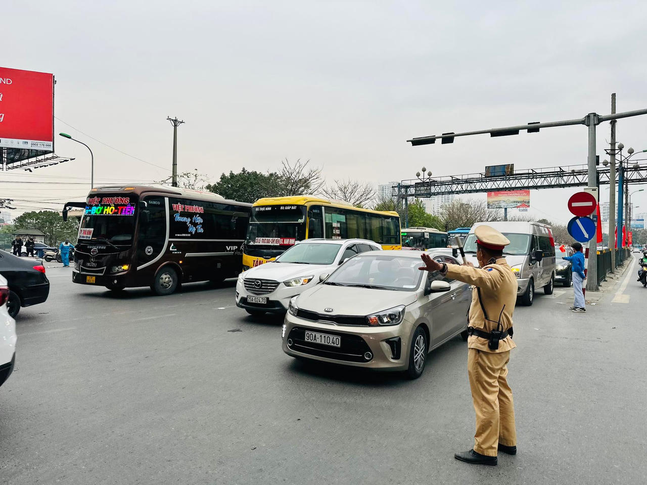 CSGT thường trực hỗ trợ người dân lưu thông thuận lợi tại cửa ngõ ra vào Thủ đô