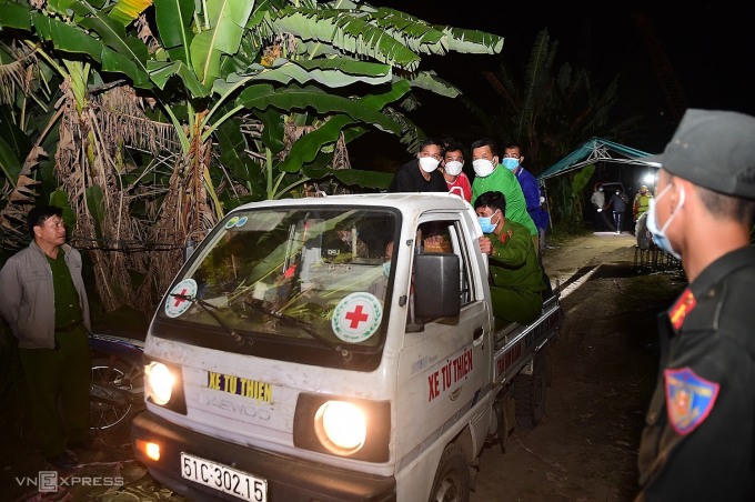 Thi thể bé Hạo Nam đã được đưa lên