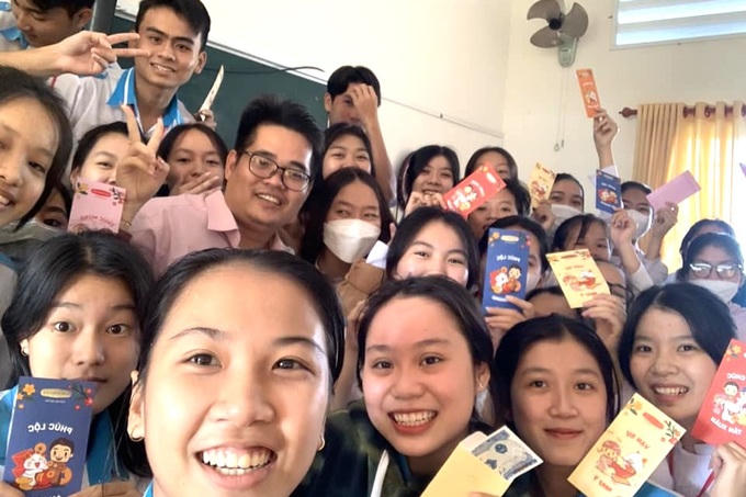 Thầy giáo ở Cà Mau trích tiền lương lì xì Tết cho học sinh