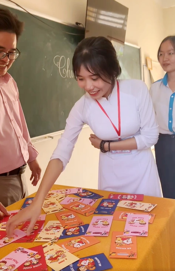 Thầy giáo ở Cà Mau trích tiền lương lì xì Tết cho học sinh