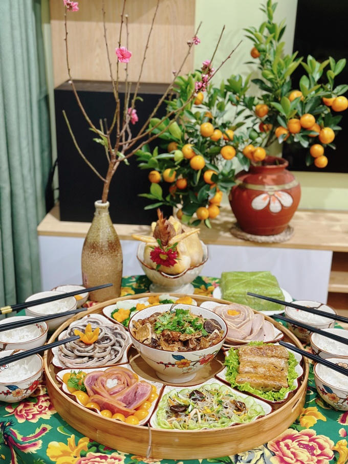 'Bà nội trợ' ở Hà Nội gây tranh cãi khi cúng lễ không bao giờ đốt vàng mã