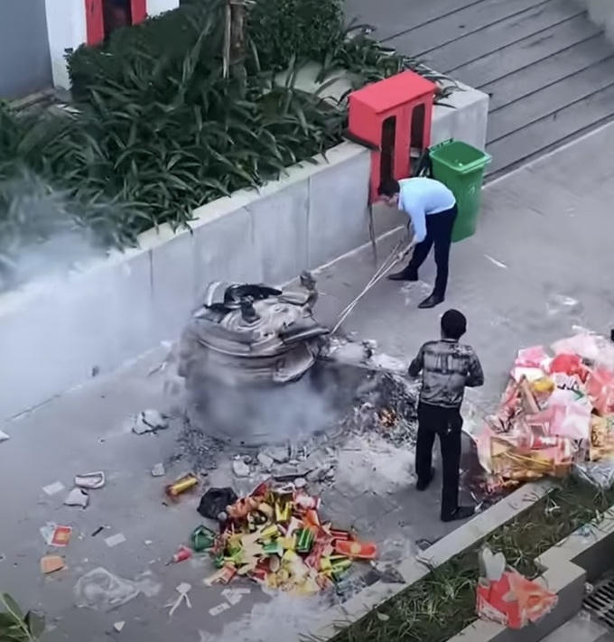 'Bà nội trợ' ở Hà Nội gây tranh cãi khi cúng lễ không bao giờ đốt vàng mã