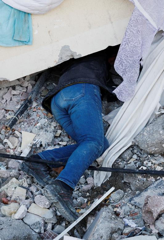 Hình ảnh nhói lòng sau trận động đất kinh hoàng ở Thổ Nhĩ Kỳ và Syria