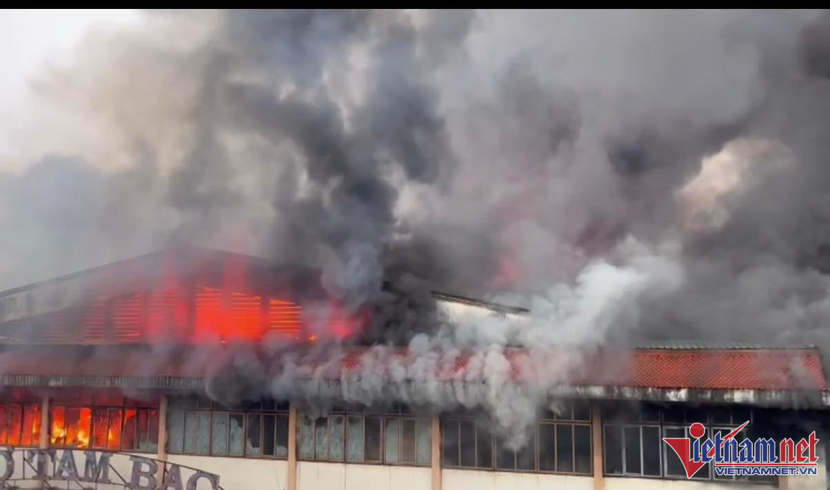 Đang cháy lớn chợ Tam Bạc ở Hải Phòng