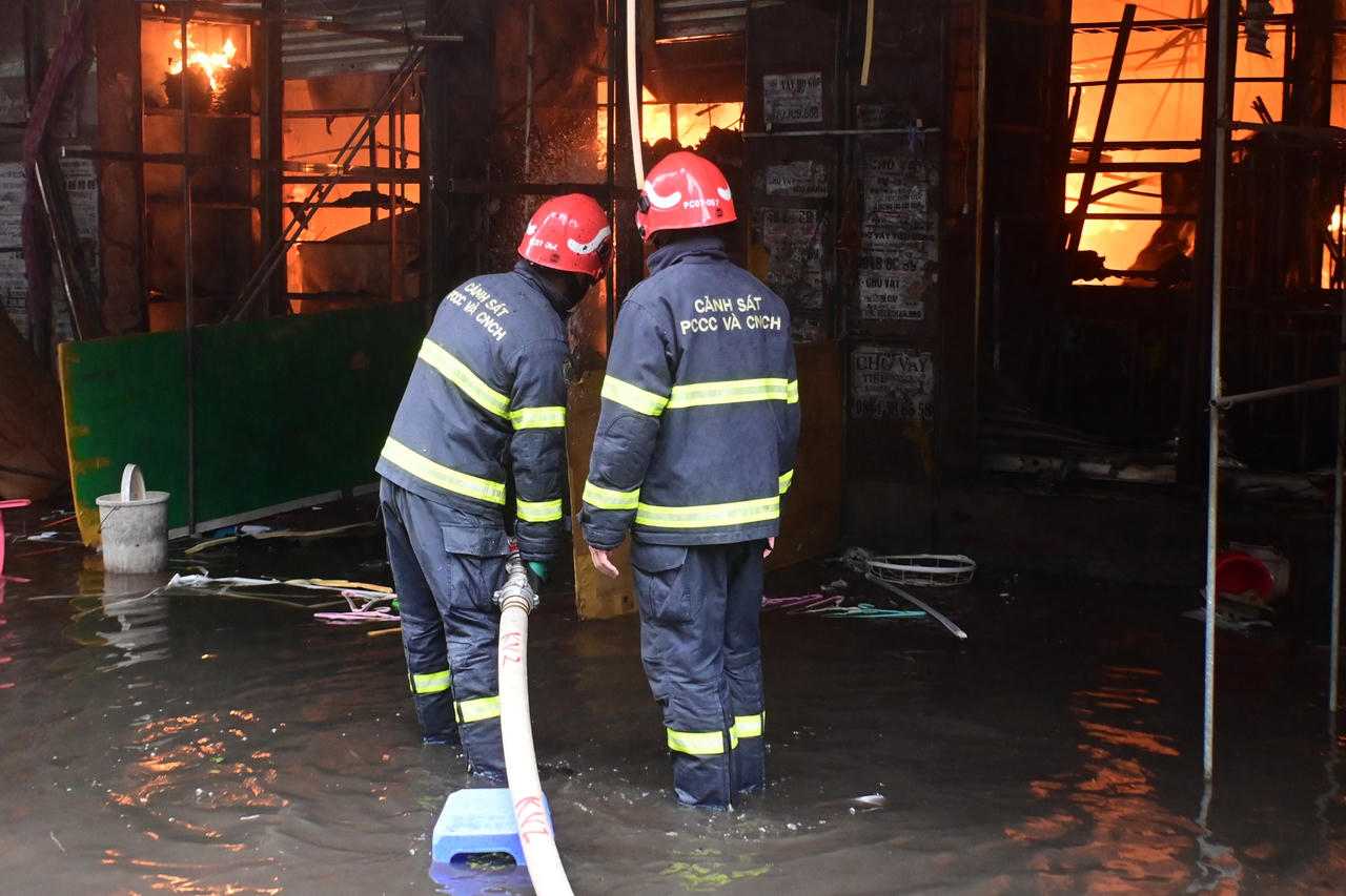 Huy động công an Thái Bình, Hải Dương tham gia chữa cháy chợ Tam Bạc