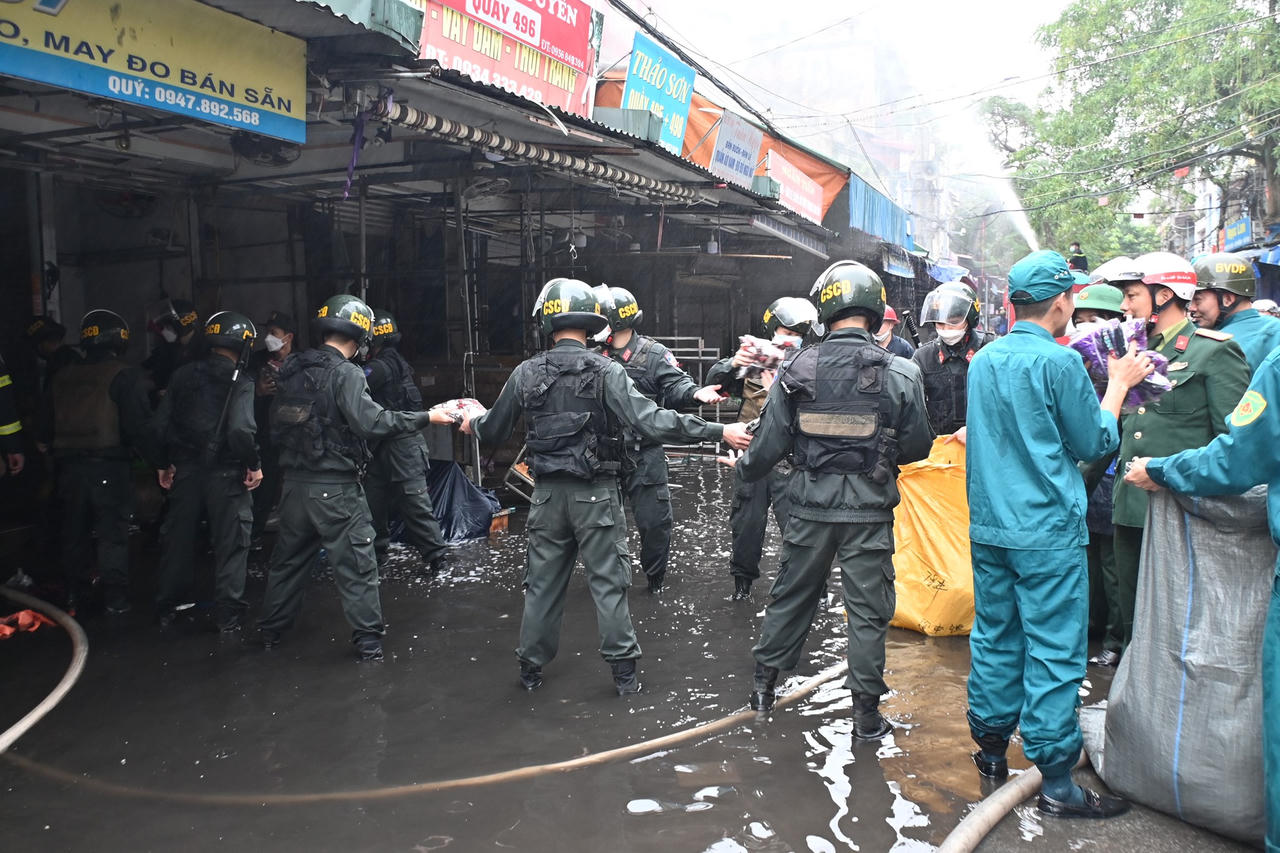Huy động công an Thái Bình, Hải Dương tham gia chữa cháy chợ Tam Bạc