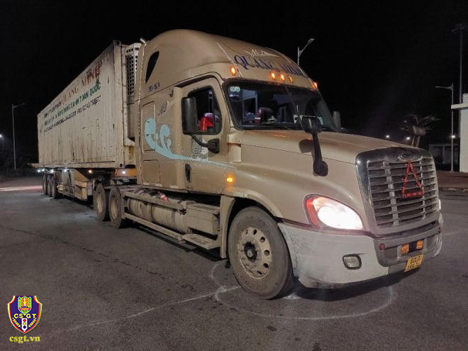 Phát hiện loạt tài xế dùng bằng lái giả 'phóng' ô tô tải, xe container trên cao tốc