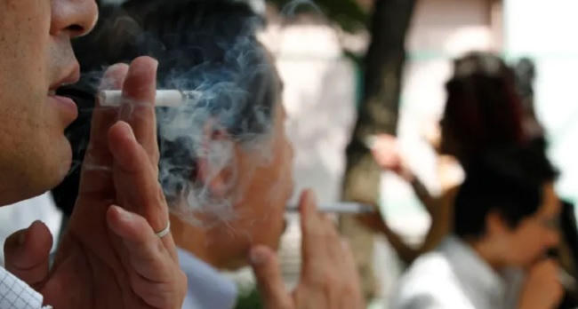 Ra ngoài hút thuốc trong giờ làm, một công chức Nhật Bản bị phạt 15.00 USD, giảm lương 6 tháng