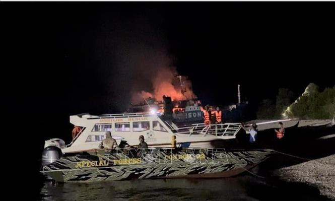 Cháy phà chở trên 200 người tại Philippines, ít nhất 10 người thiệt mạng