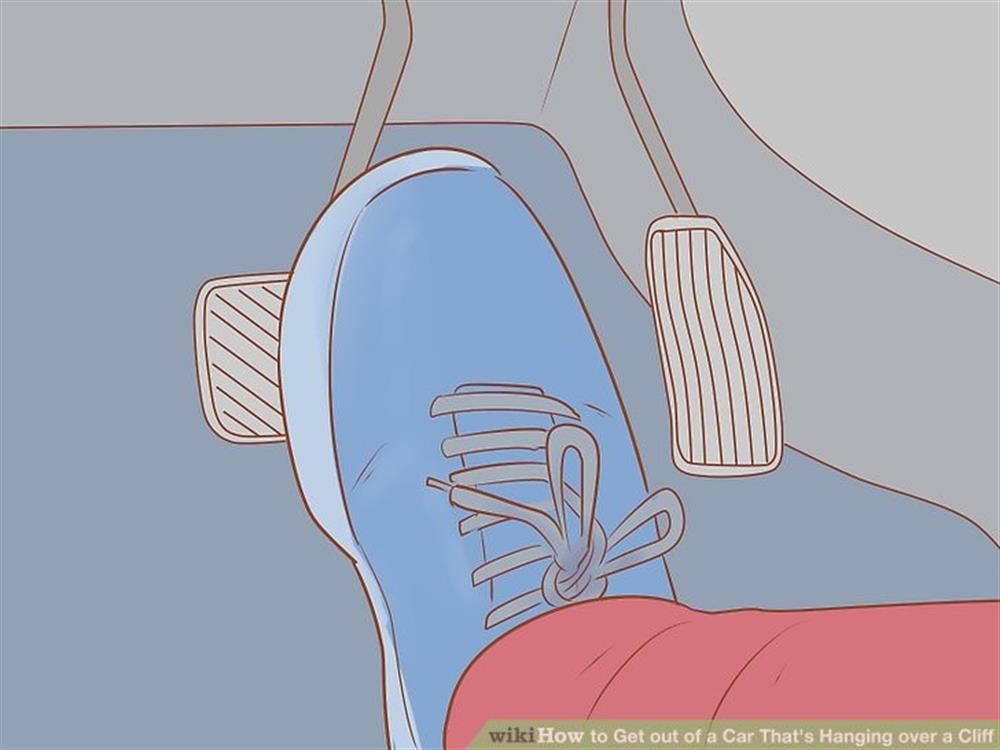 Cảnh sát hướng dẫn cách thoát nạn khi ô tô bị treo trên vách đá