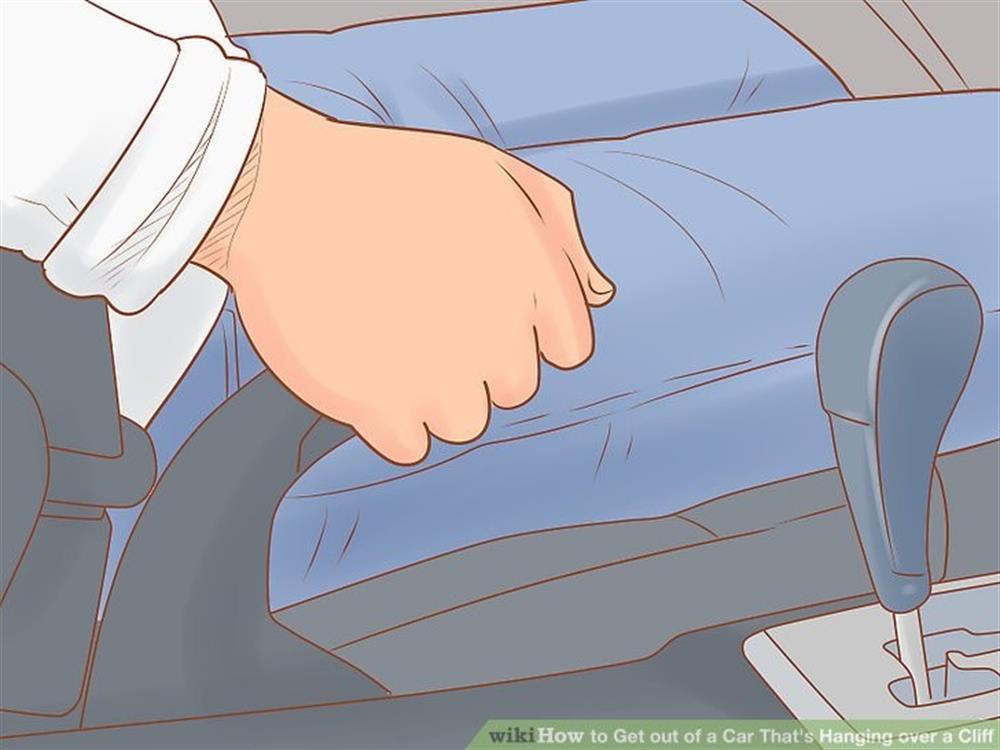 Cảnh sát hướng dẫn cách thoát nạn khi ô tô bị treo trên vách đá