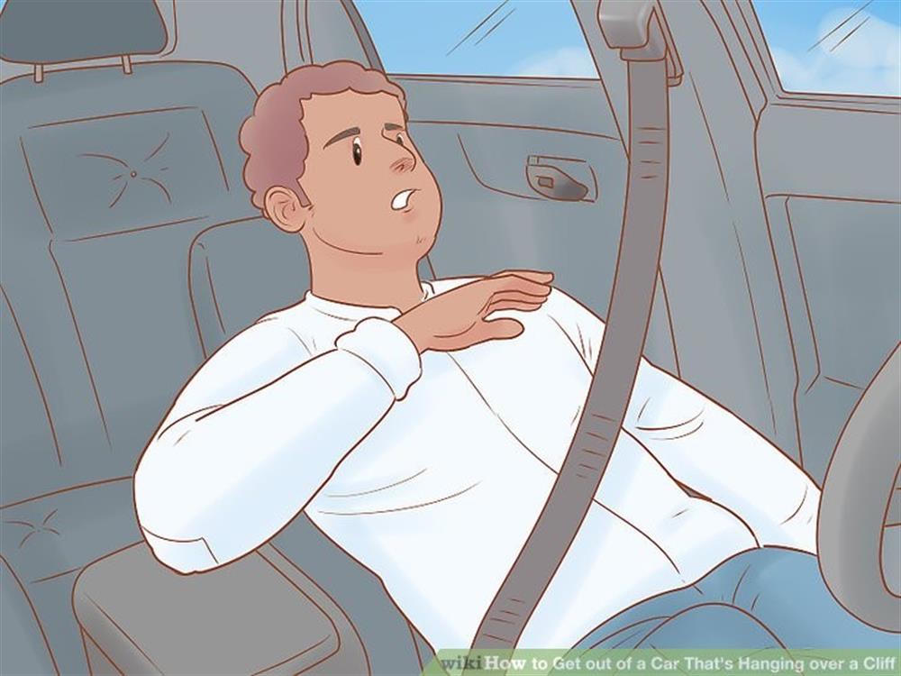 Cảnh sát hướng dẫn cách thoát nạn khi ô tô bị treo trên vách đá