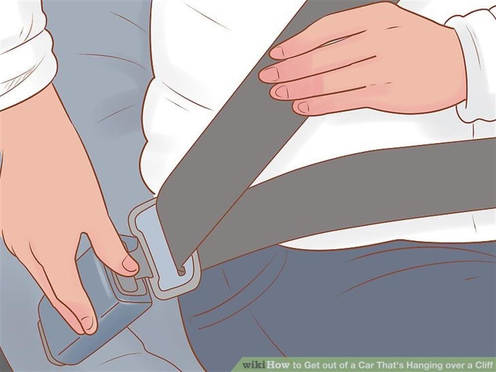 Cảnh sát hướng dẫn cách thoát nạn khi ô tô bị treo trên vách đá