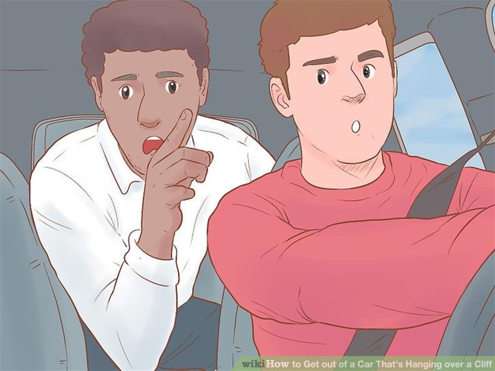 Cảnh sát hướng dẫn cách thoát nạn khi ô tô bị treo trên vách đá
