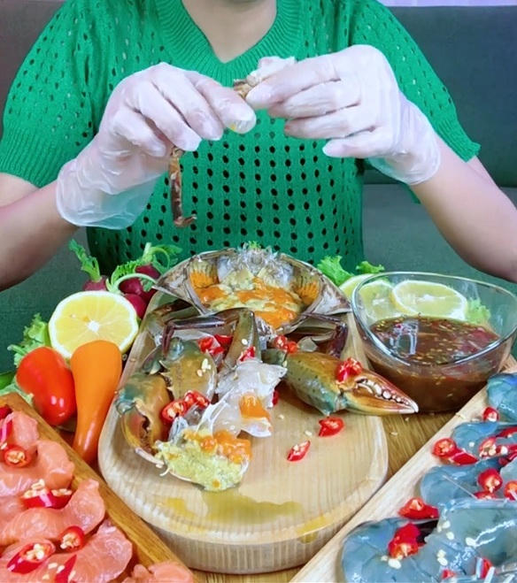 Nguy hại từ trào lưu 'bữa ăn khổng lồ quái dị'