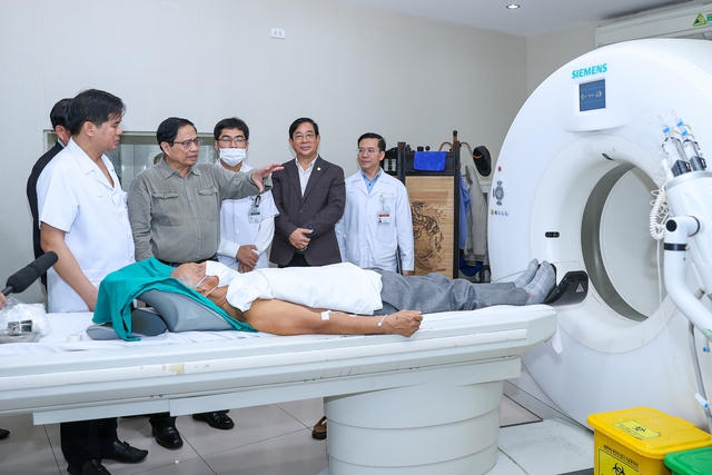Thủ tướng kiểm tra đột xuất nhiều bệnh viện tuyến cuối, chỉ đạo nhiều vấn đề cấp bách
