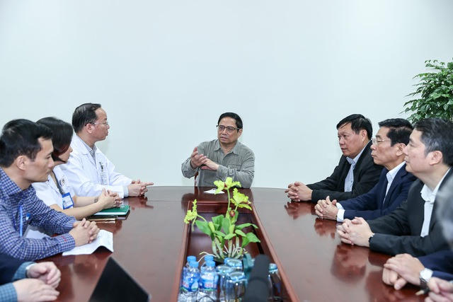 Thủ tướng kiểm tra đột xuất nhiều bệnh viện tuyến cuối, chỉ đạo nhiều vấn đề cấp bách