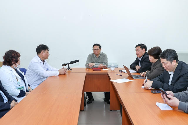Thủ tướng kiểm tra đột xuất nhiều bệnh viện tuyến cuối, chỉ đạo nhiều vấn đề cấp bách