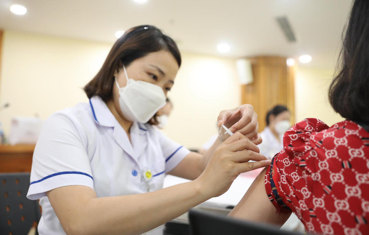 Tăng đột biến ca COVID-19 nhập viện Bệnh viện Bệnh Nhiệt đới Trung ương, hàng chục F0 chuyển nặng