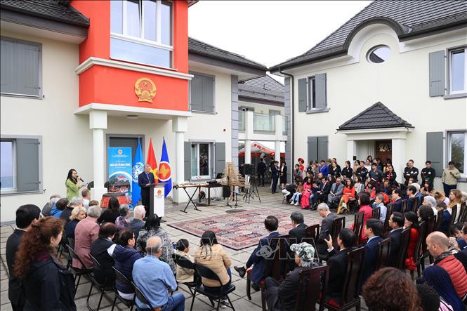 Hướng về nguồn cội đất tổ Hùng Vương từ Geneve