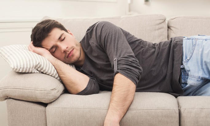 Ngủ trưa quá 30 phút, coi chừng 3 hậu quả đáng sợ