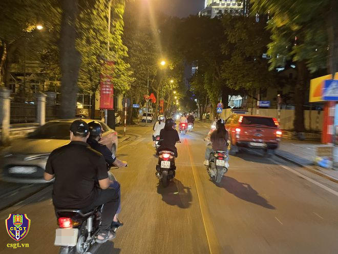 Bất ngờ hình ảnh cảnh sát Hà Nội hóa trang vây bắt 'quái xế' trên phố