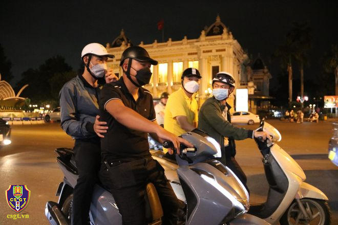 Bất ngờ hình ảnh cảnh sát Hà Nội hóa trang vây bắt 'quái xế' trên phố