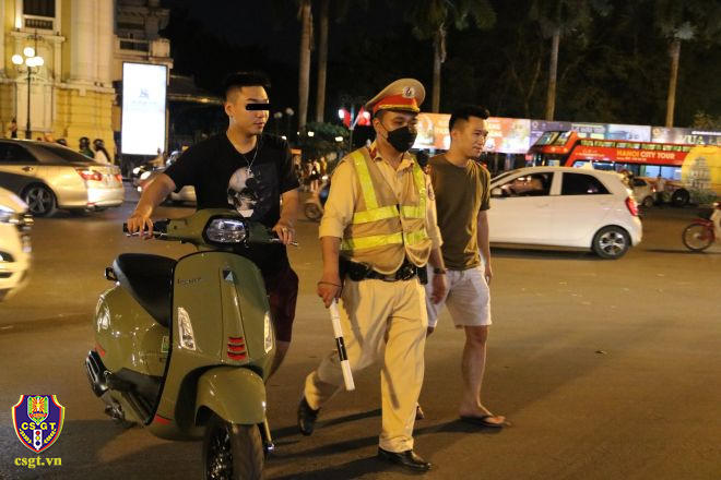 Bất ngờ hình ảnh cảnh sát Hà Nội hóa trang vây bắt 'quái xế' trên phố