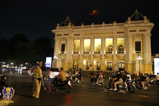 Bất ngờ hình ảnh cảnh sát Hà Nội hóa trang vây bắt 'quái xế' trên phố