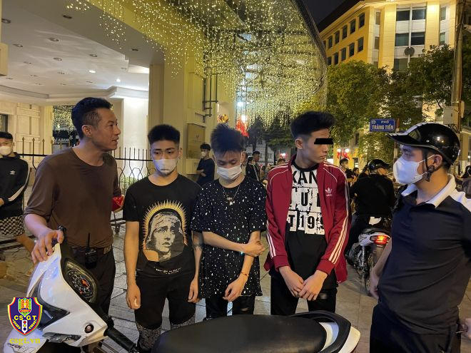 Bất ngờ hình ảnh cảnh sát Hà Nội hóa trang vây bắt 'quái xế' trên phố