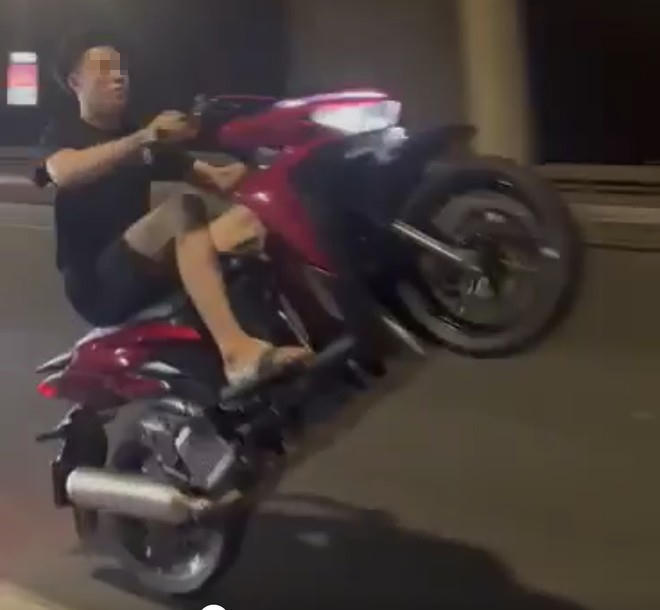 Nam sinh lớp 12 đứng trước nguy cơ lỡ kỳ thi tốt nghiệp vì tham gia nhóm có đối tượng 'bốc đầu' xe máy