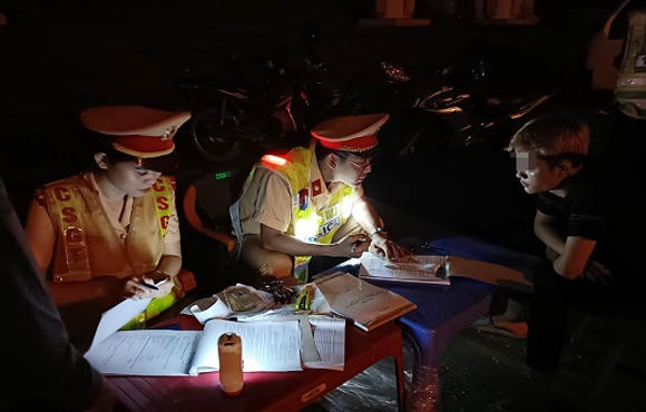 Cao điểm kiểm soát vi phạm nồng độ cồn và tải trọng tại Quảng Bình