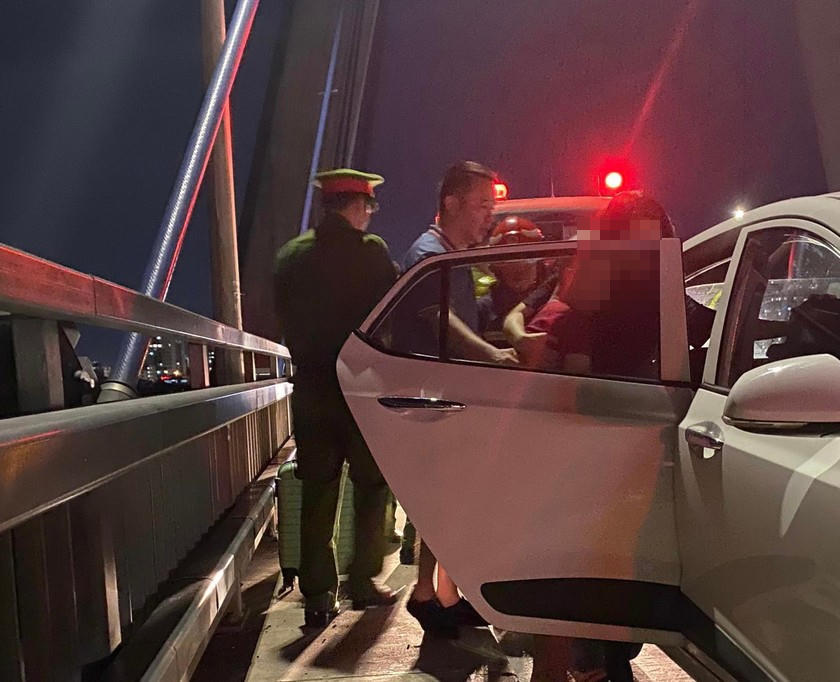 Mâu thuẫn gia đình, người phụ nữ ra cầu Nhật Tân định tự tử