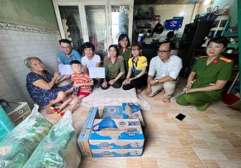 Công an TP Long Xuyên tặng quà cho con các phạm nhân có hoàn cảnh khó khăn