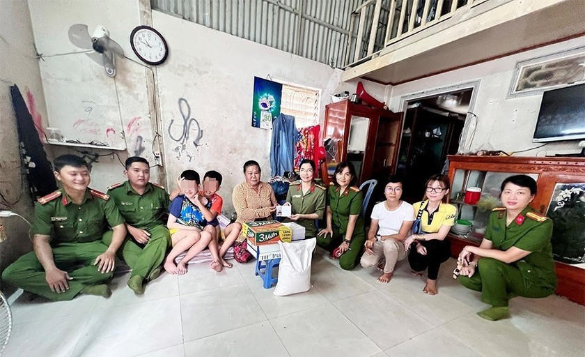 Công an TP Long Xuyên tặng quà cho con các phạm nhân có hoàn cảnh khó khăn