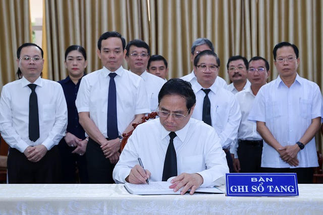 Thủ tướng Phạm Minh Chính viếng nguyên Trưởng ban Tổ chức Trung ương Lê Phước Thọ