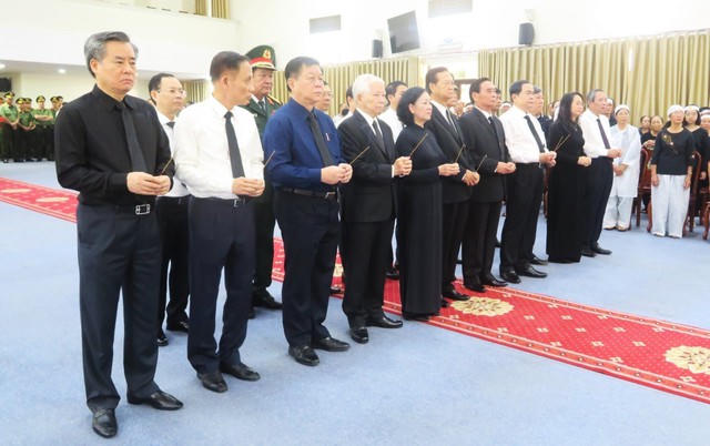 Thủ tướng Phạm Minh Chính viếng nguyên Trưởng ban Tổ chức Trung ương Lê Phước Thọ