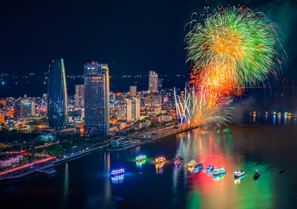 Vé pháo hoa 'chợ đen' tăng gấp 2-3 lần, điều gì làm nên sức nóng đêm chung kết DIFF 2023?