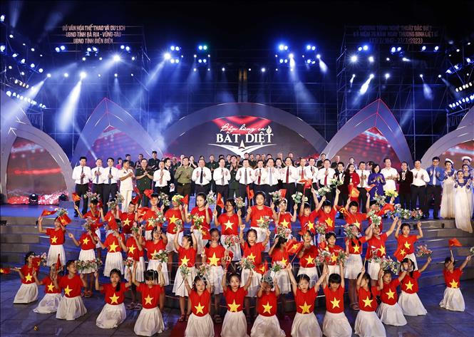 Chủ tịch nước Võ Văn Thưởng dự Chương trình nghệ thuật đặc biệt 'Bản hùng ca bất diệt'