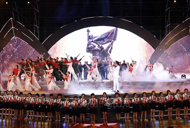 Chủ tịch nước Võ Văn Thưởng dự Chương trình nghệ thuật đặc biệt 'Bản hùng ca bất diệt'