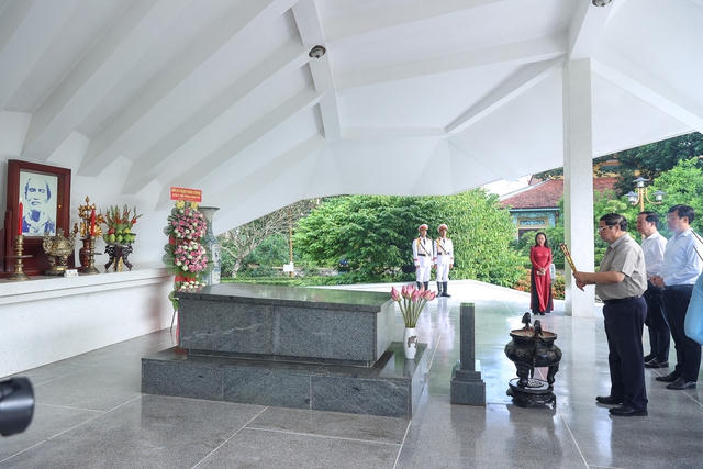 Thủ tướng dâng hương, viếng mộ Cụ Phó bảng Nguyễn Sinh Sắc - Ảnh 1. Thủ tướng dâng hương, viếng mộ Cụ Phó bảng Nguyễn Sinh Sắc
