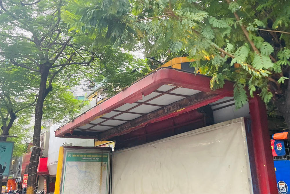 Nhiều nhà chờ xe buýt Hà Nội nhếch nhác, xuống cấp