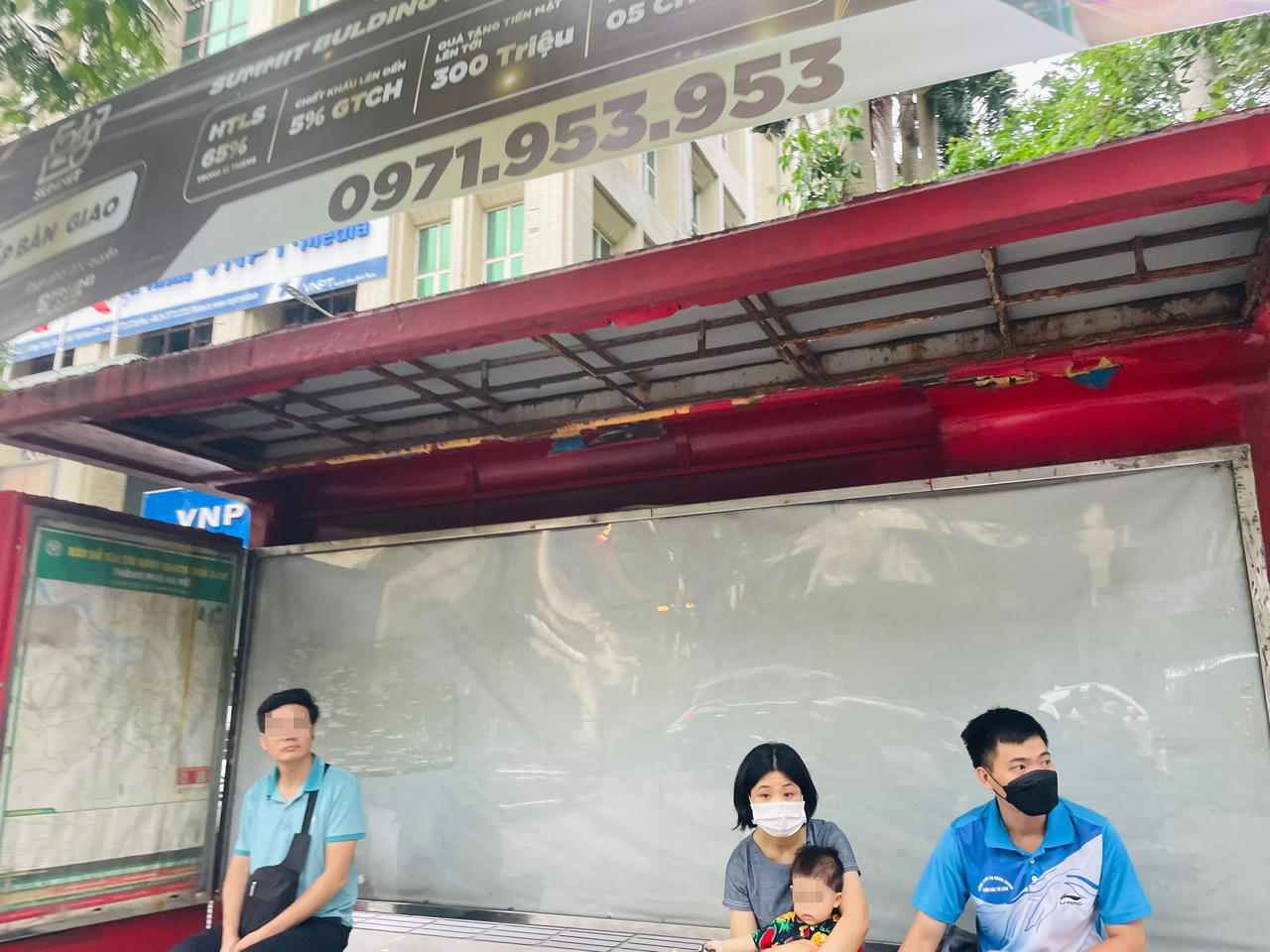 Nhiều nhà chờ xe buýt Hà Nội nhếch nhác, xuống cấp